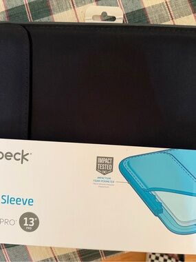 speck 13" Pro Tablet Sleeve in Black